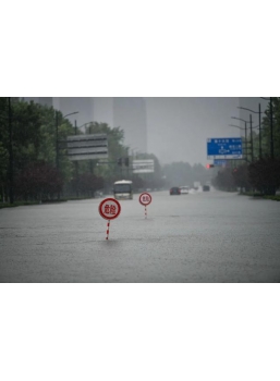 房屋被暴雨冲倒了，国家会赔偿吗？律师回答了